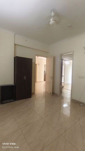 Room in 3 BHK Apartment at Gaur City 7th Avenue, Sector 4 Greater Noida – for Rent
