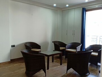 Team Area in 3 BHK Apartment at Green Park Extension – for Sale