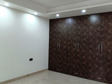 Room in 3 BHK Apartment at Green Park Extension – for Sale