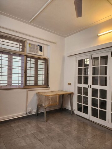 Room in 1.5 BHK Apartment at Bandra West – for Rent