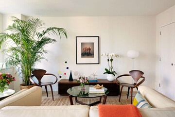 Living Room in 3.5 BHK Apartment at Defence Colony – for Rent