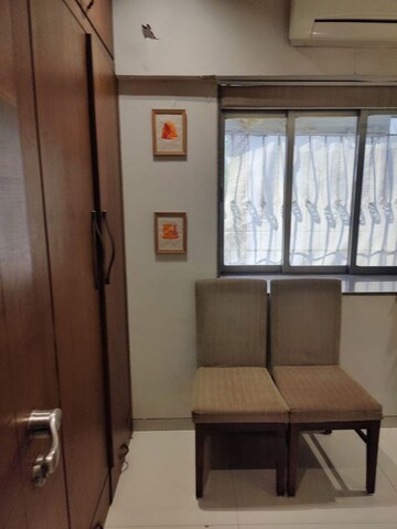 Room in 2.5 BHK Apartment at Bandra West – for Rent