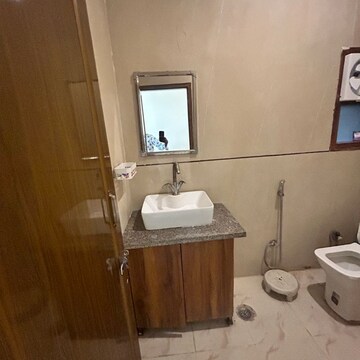 Bathroom in 1.5 BHK Builder Floor at DLF City Phase III, Dlf Cyber City – for Rent