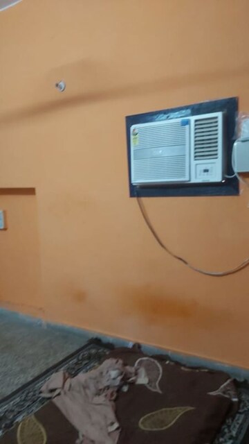 Furnished Amenities in 1.5 BHK Apartment at Mayur Vihar – for Rent