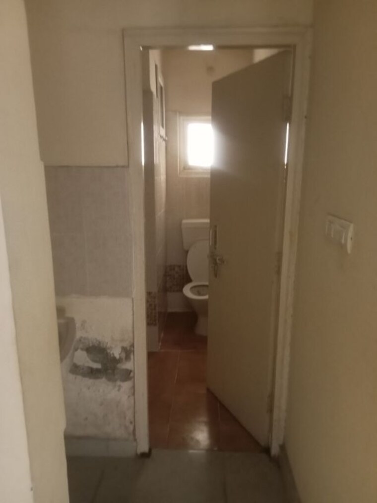 Bathroom, gomti nagar 3.5 Bedroom 1650 Sq.Ft. Apartment In Gomti Nagar Lucknow 10064018