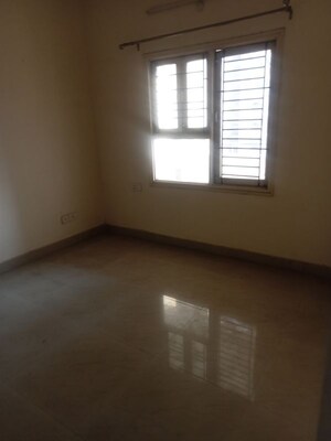 Room in 3.5 BHK Apartment at Gomti Nagar – for Sale