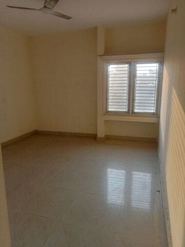 Room in 3.5 BHK Apartment at Gomti Nagar – for Sale