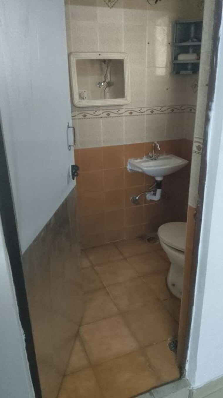 Bathroom, malviya nagar 2 Bedroom 125 Sq.Yd. Apartment In Malviya Nagar Delhi 10062957