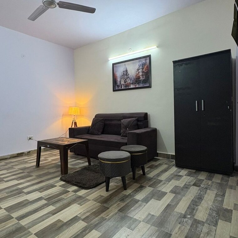 Living Room, dlf-city-phase-iii 1 Bedroom 610 Sq.Ft. Builder Floor In Dlf Cyber City Gurgaon 10064048