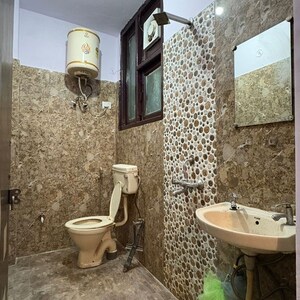 Bathroom in 1 BHK Builder Floor at DLF City Phase III, Dlf Cyber City – for Rent