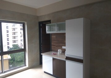 Room in 4 BHK Apartment at Dynamix Woodlands Apartment, Malad East – for Rent