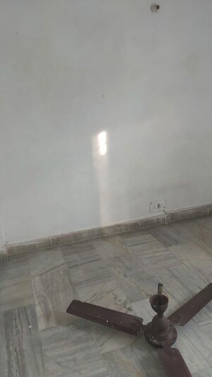 Room in 2.5 BHK Builder Floor at Mayur Vihar – for Rent