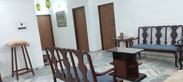 Bedroom in 4 BHK Apartment at Alkapuri – for Rent