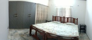 Bedroom in 4 BHK Apartment at Alkapuri – for Rent