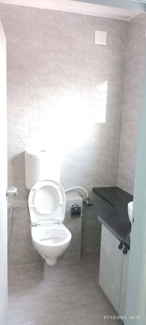 Bathroom in 4 BHK Apartment at Alkapuri – for Rent