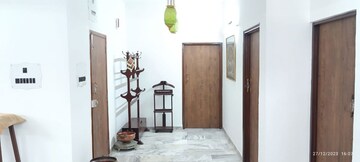 Room in 4 BHK Apartment at Alkapuri – for Rent