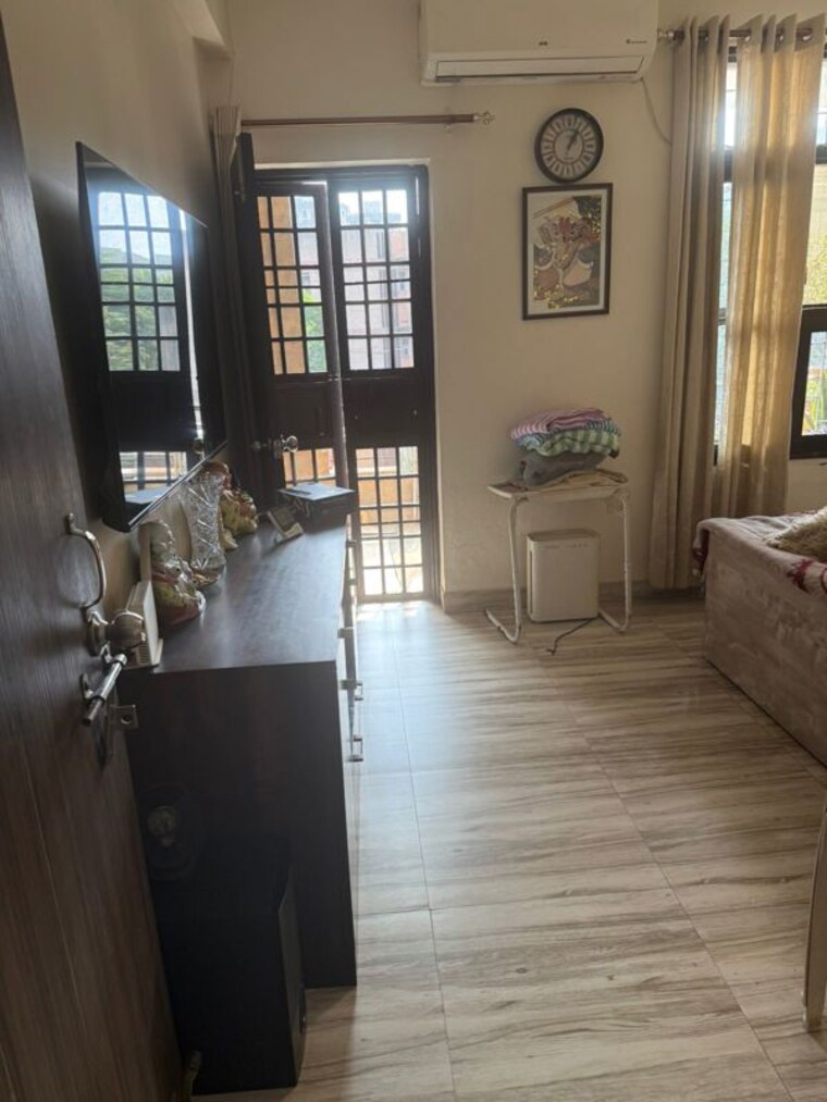 Room, sector 46 3 Bedroom 1300 Sq.Ft. Apartment In Sector 46 Faridabad 10064289