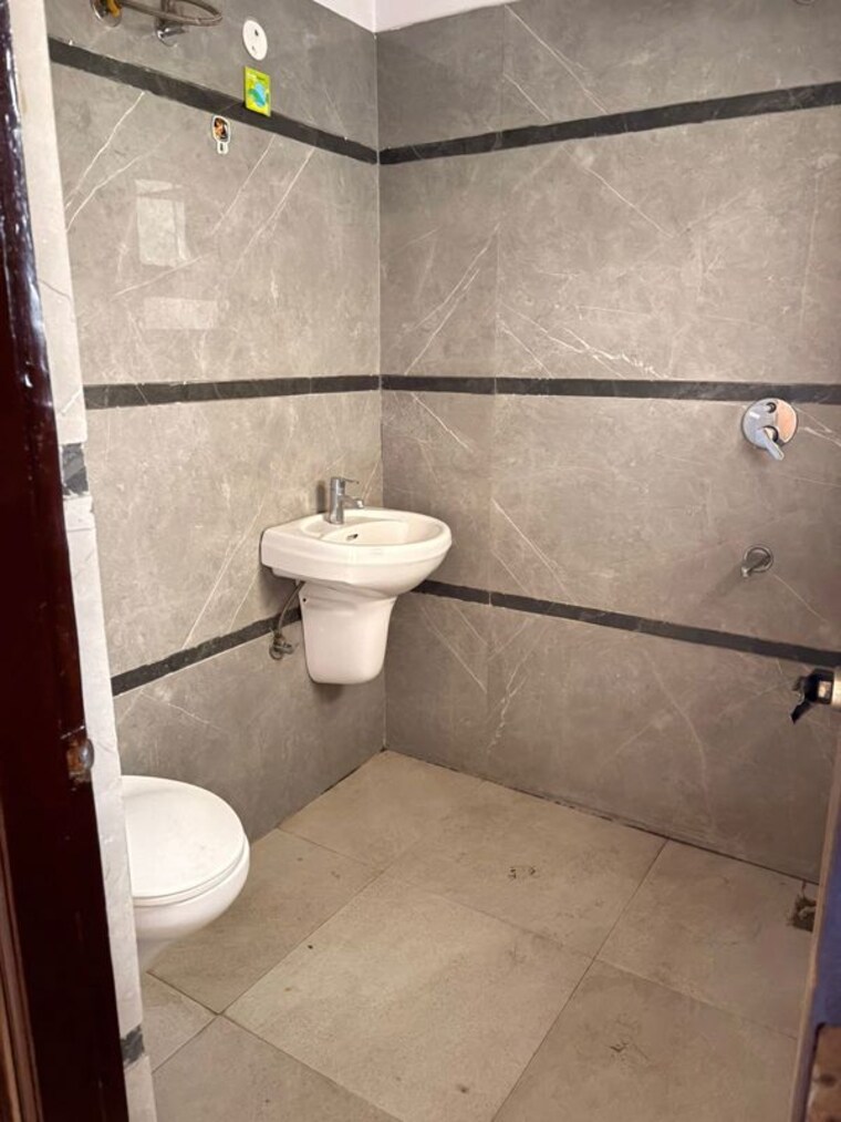 Bathroom, ramgarh bhudda 3 Bedroom 1350 Sq.Ft. Builder Floor In Ramgarh Bhudda Zirakpur 10064374