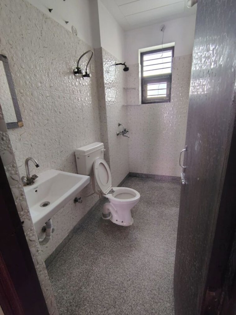 Attached Bathroom, sector 9 2 Bedroom 1450 Sq.Ft. Builder Floor In Sector 9 Gurgaon 10064411