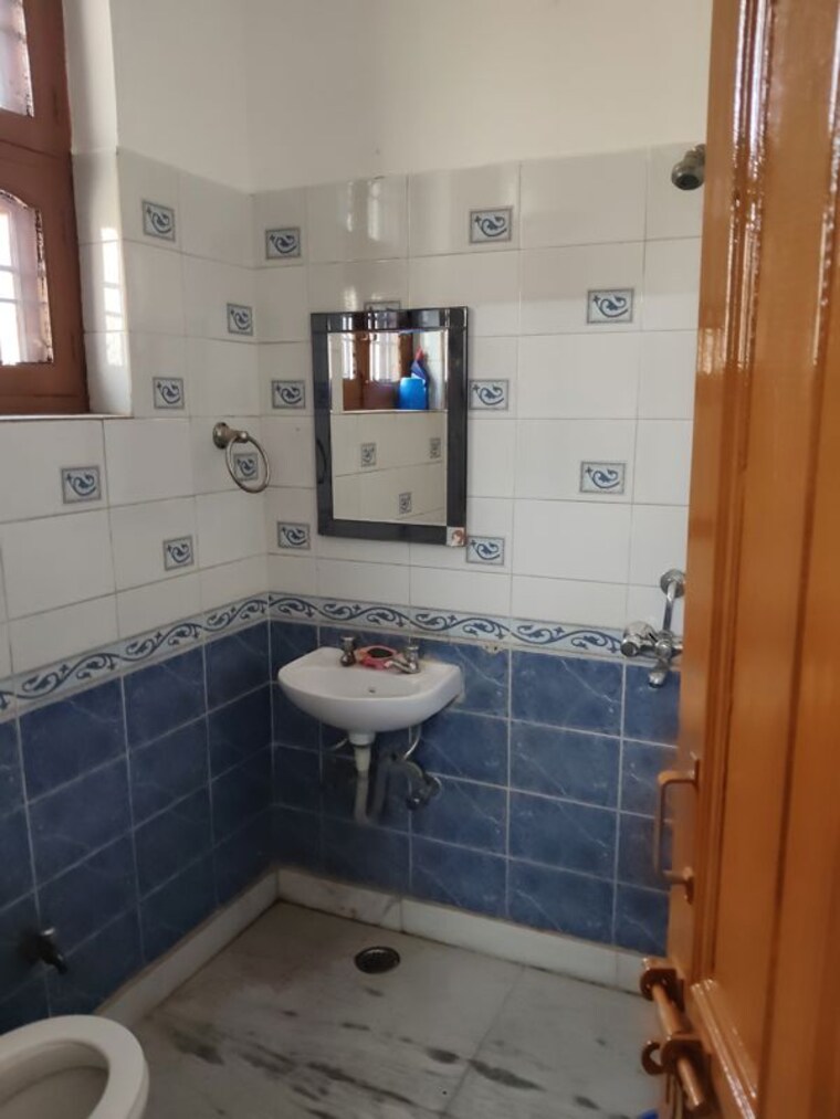 Bathroom, sector 9 2 Bedroom 1650 Sq.Ft. Builder Floor In Sector 9 Gurgaon 10064419