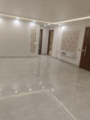 Room in 4 BHK Builder Floor at Sector 9a – for Rent
