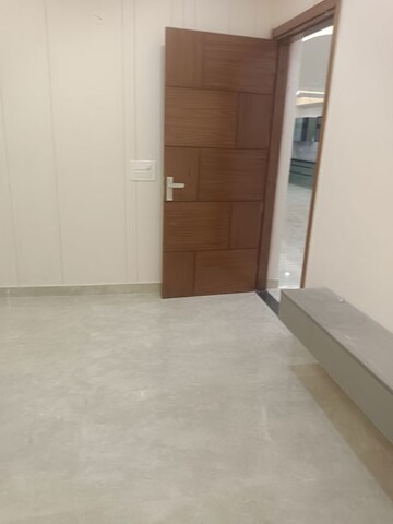 Room in 4 BHK Builder Floor at Sector 9a – for Rent