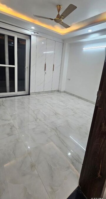 Room in 3 BHK Builder Floor at Sector 9 – for Rent