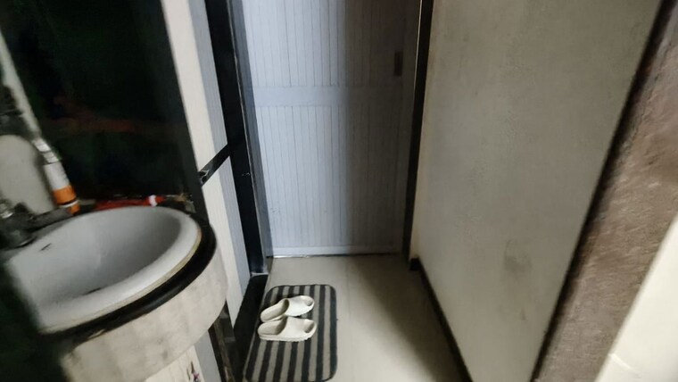 Bathroom, goregaon east 1.5 Bedroom 650 Sq.Ft. Apartment In Goregaon East Mumbai 10064569