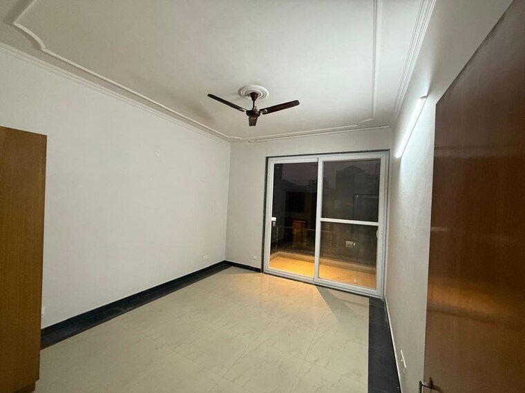Room, tulip-mall 3 Bedroom 200 Sq.Mt. Builder Floor In Sector 46 Noida 10065609