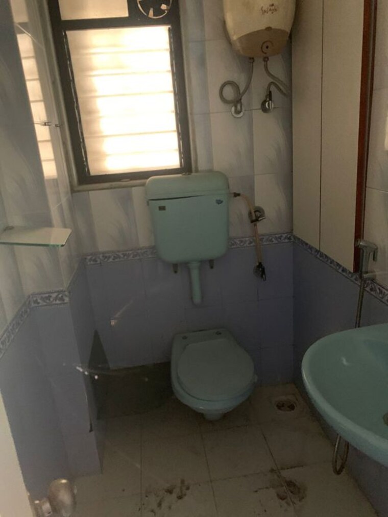 Bathroom, santacruz west 3 Bedroom 1100 Sq.Ft. Apartment In Santacruz West Mumbai 10065876