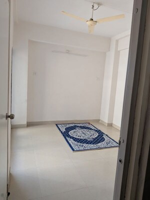 Room in 2 BHK Apartment at Ganeshpeth Colony – for Rent