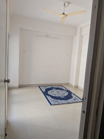 Room in 2 BHK Apartment at Ganeshpeth Colony – for Rent