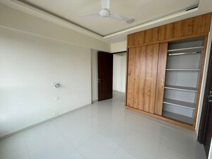 Room in 3 BHK Apartment at Kalpataru Magnus, Bandra East – for Rent