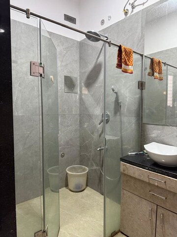 Bathroom in 4 BHK Apartment at Anita Apartments Malabar, Malabar Hill – for Sale