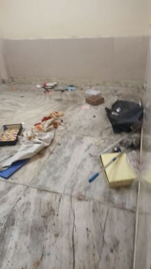 Master Bedroom in 2.5 BHK Builder Floor at Mayur Vihar – for Rent