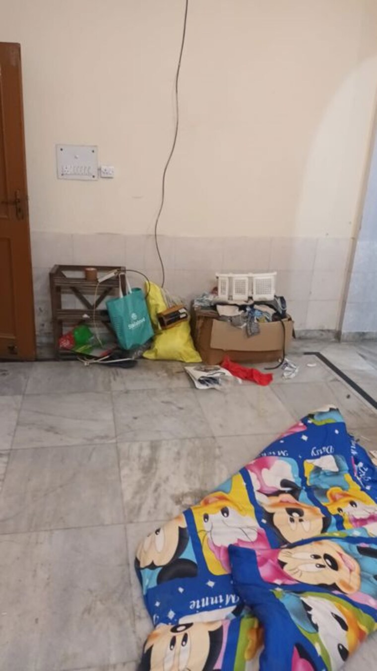  Parking, mayur vihar 2.5 Bedroom 850 Sq.Ft. Builder Floor In Mayur Vihar Delhi 10066200