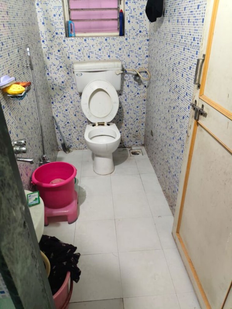 Bathroom, model colony 1 Bedroom 500 Sq.Ft. Apartment In Model Colony Pune 10066223