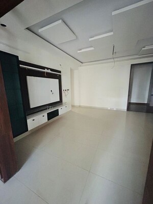 Room in 3 BHK Builder Floor at Ombr Layout – for Rent