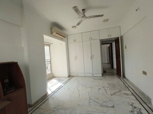 Room in 3 BHK Apartment at Khar West – for Rent