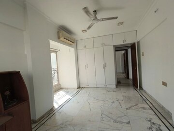 Room in 3 BHK Apartment at Khar West – for Rent