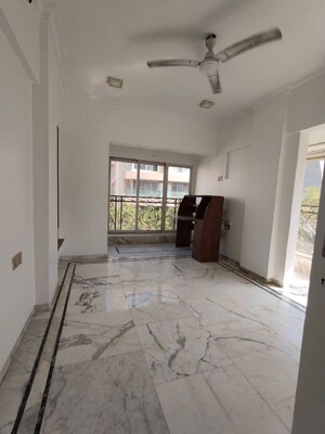 Room in 3 BHK Apartment at Khar West – for Rent