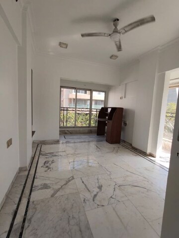 Room in 3 BHK Apartment at Khar West – for Rent