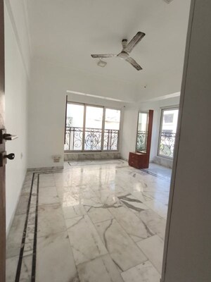 Room in 3 BHK Apartment at Khar West – for Rent