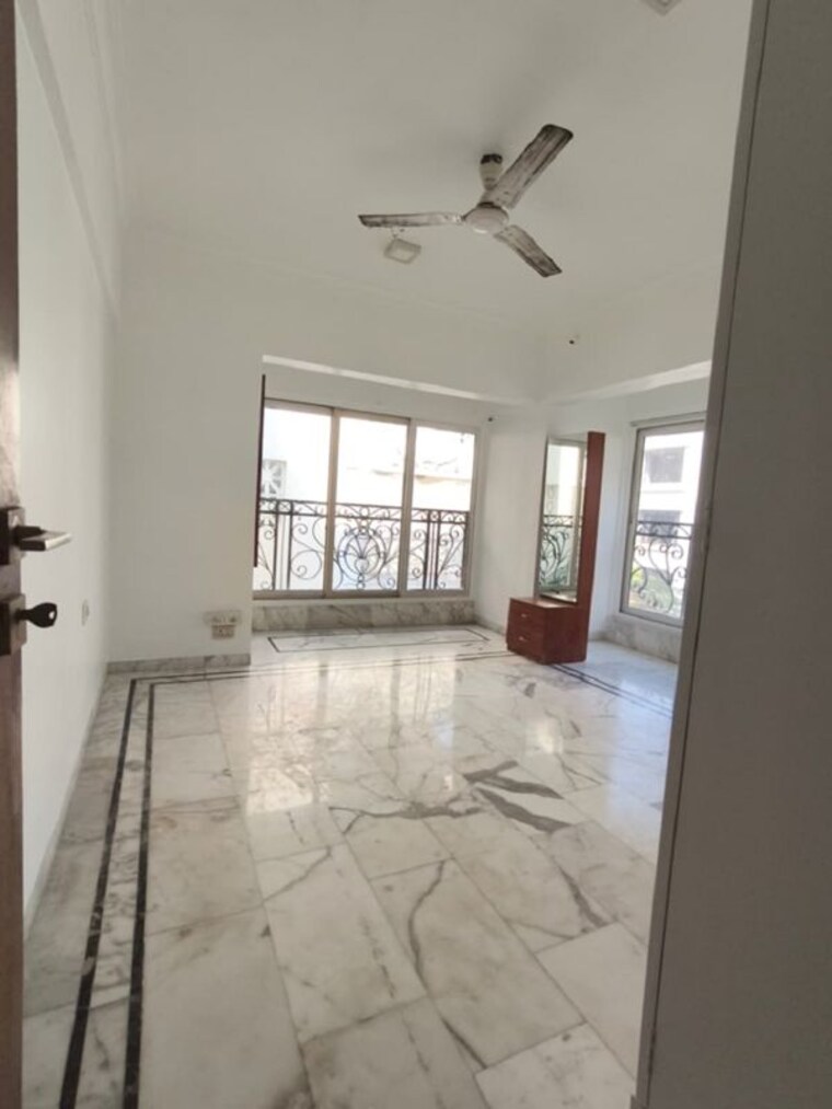 Room, khar west 3 Bedroom 1100 Sq.Ft. Apartment In Khar West Mumbai 10066337
