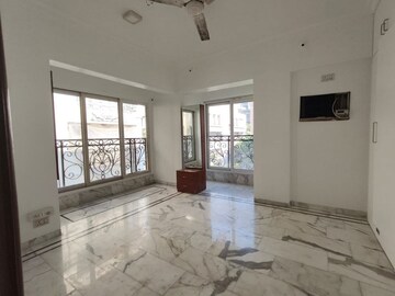 Room in 3 BHK Apartment at Khar West – for Rent