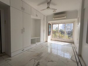 Room in 3 BHK Apartment at Khar West – for Rent