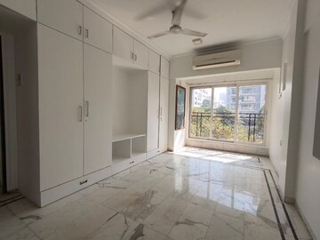 Room in 3 BHK Apartment at Khar West – for Rent