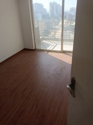 Room in 3 BHK Apartment at ILD Grand, Sector 37c – for Rent