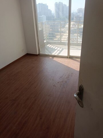 Room in 3 BHK Apartment at ILD Grand, Sector 37c – for Rent