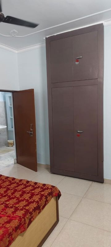 Room in 3 BHK Apartment at Gomti Nagar – for Rent